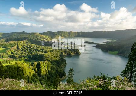 Vista panoramica dei laghi blu e verdi di Sete Cidades Foto Stock