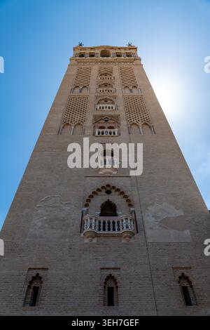 Siviglia, Siviglia - Spagna? 04-19-2024: La torreggiante Giralda, uno storico minareto trasformato in campanile, iconico dello skyline di Siviglia sotto il cielo limpido. Foto Stock