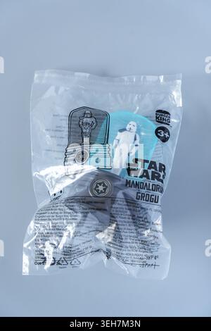 Giocattolo da collezione Stormtrooper Sealed Burger King Star Wars del film Mandaloriano e Grogu in confezione di plastica originale. Foto Stock