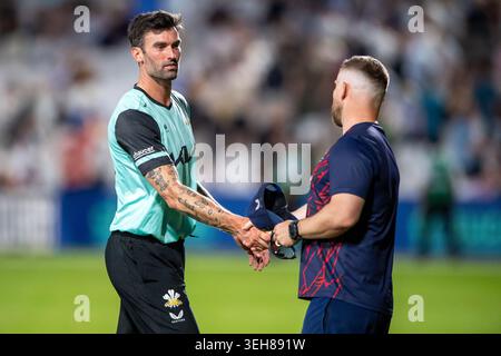 Londra, Regno Unito. 22 maggio 2026. LONDRA, INGHILTERRA - 22 maggio: Reece Topley del Surrey stringe la mano alla conclusione del Vitality Blast match T20 tra Surrey e Lancashire Lightning all'Oval Cricket Ground il 22 maggio 2026 a Londra, Inghilterra. (Foto di Mike Turner/Sports Press Photo) credito: SPP Sport Press Photo. /Alamy Live News Foto Stock