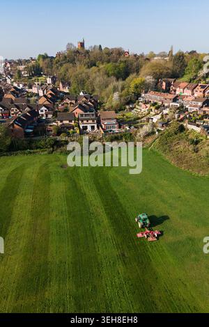 Trattore che taglia l'erba nei campi da gioco Friars di Bridgnorth, Shropshire Foto Stock