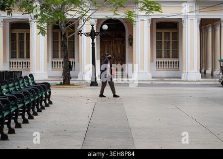 CIEGO DE AVILA, CUBA - 28 APRILE 2026: Persone che camminano attraverso il Parco Jose Marti. Foto Stock