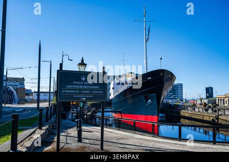 Fingal Hotel, un lussuoso hotel galleggiante permanentemente ancorato ad Albert Dock nel Porto di Leith, Edimburgo, Scozia, Regno Unito Foto Stock