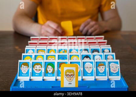 EDE, Paesi Bassi, 22.05.2026, Classic Guess Who? Gioco da tavolo Vintage Edition, popolare gioco da tavolo per famiglie con carte personaggio Cartoon Foto Stock