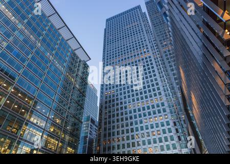 Grattacieli moderni nel quartiere di Canary Wharf al crepuscolo. Londra, Regno Unito, 23 giugno 2023 Foto Stock