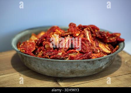 Pomodori essiccati al sole e processo tradizionale di essiccazione dei pomodori, pomodori freschi e maturi disposti per l'essiccazione naturale al sole Foto Stock