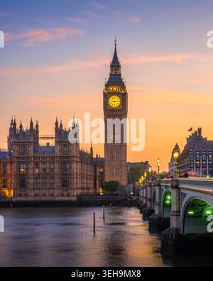 Vista panoramica della Elizabeth Tower (Big Ben) e del Palazzo di Westminster illuminato al tramonto, vista dal ponte di Westminster sul fiume Tamigi Foto Stock