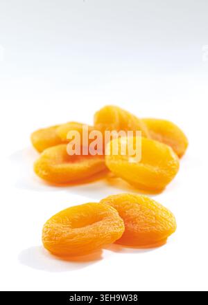 Albicocche essiccate, frutti di albicocca naturalmente essiccati al sole con ricco colore arancione e texture rugosa, snack salutare e ingrediente alimentare tradizionale Foto Stock