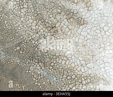 Vista aerea degli intricati schemi di terra incrinati e delle consistenze secche del suolo nell'area mineraria di Minas de Riotinto, Minas de Riotinto, Andalusia, Spagna. Foto Stock