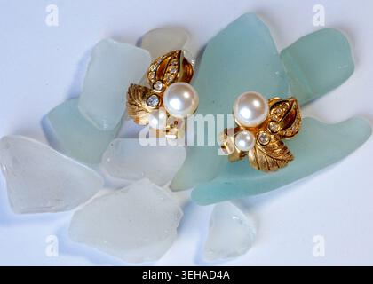 Orecchini CHRISTIAN DIOR tonalità oro cristallo e perla vintage Foto Stock