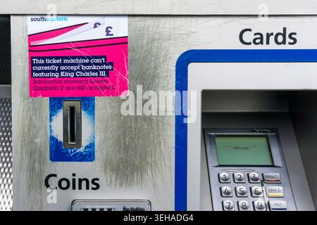 Un cartello con la biglietteria presso la stazione di Shortlands avverte che non può accettare banconote raffiguranti re Carlo III, ma la regina Elisabetta II è accettabile. Foto Stock