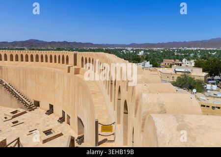 Viste panoramiche dai bastioni del forte di Nizwa del XVII secolo a Nizwa, Oman Foto Stock