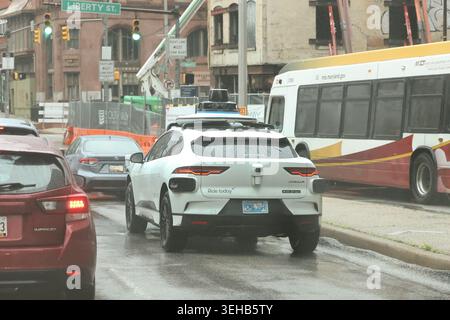 23 maggio 2026, Baltimora, Maryland, Stati Uniti. Un veicolo Waymo completamente autonomo naviga nel traffico cittadino di Baltimora. Le aziende tecnologiche e le case automobilistiche stanno sempre più testando i sistemi di guida autonomi sulle strade urbane della costa orientale per valutare le tecnologie radar, lidar e intelligenza artificiale in ambienti ad alta densità. Crediti fotografici: Robyn Stevens Brody/Alamy. Foto Stock