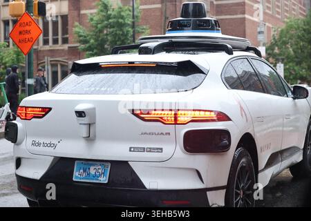 23 maggio 2026, Baltimora, Maryland, Stati Uniti. Un veicolo Waymo completamente autonomo naviga nel traffico cittadino di Baltimora. Le aziende tecnologiche e le case automobilistiche stanno sempre più testando i sistemi di guida autonomi sulle strade urbane della costa orientale per valutare le tecnologie radar, lidar e intelligenza artificiale in ambienti ad alta densità. Crediti fotografici: Robyn Stevens Brody/Alamy. Foto Stock