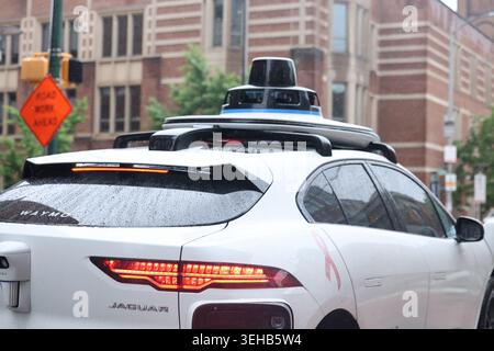 23 maggio 2026, Baltimora, Maryland, Stati Uniti. Un veicolo Waymo completamente autonomo naviga nel traffico cittadino di Baltimora. Le aziende tecnologiche e le case automobilistiche stanno sempre più testando i sistemi di guida autonomi sulle strade urbane della costa orientale per valutare le tecnologie radar, lidar e intelligenza artificiale in ambienti ad alta densità. Crediti fotografici: Robyn Stevens Brody/Alamy. Foto Stock