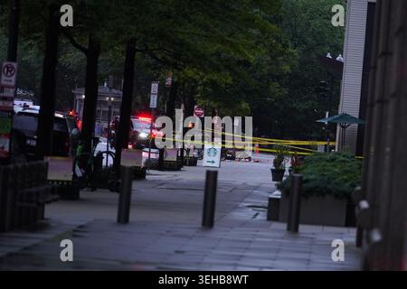 Washington, DC, USA. 23 maggio 2026. Attività di polizia nell'isolato 1700 di Pennsylvania Avenue, Northwest, che è un isolato a ovest della Casa Bianca a Washington, DC, USA, sabato 23 maggio, 2026. due persone sono state uccise e portate in un ospedale locale. Crediti: Andrew Thomas/CNP/dpa/Alamy Live News Foto Stock