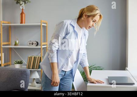 Donna malata che soffre di vertigini e malattie a casa Foto Stock