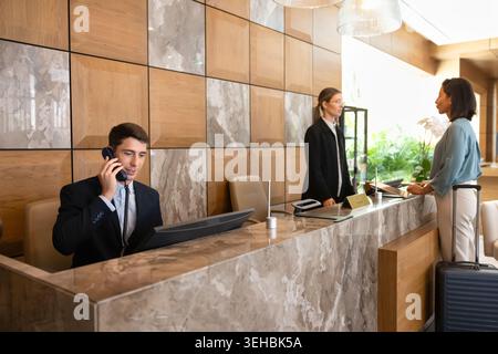 Flusso di lavoro degli addetti alla reception dell'hotel Foto Stock