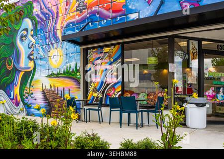 Murale dipinto allo Yummi's Frozen yogurt & Café nel centro storico di Clermont, Florida, vicino a Orlando. (USA) Foto Stock
