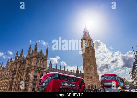 Big Ben e autobus rossi a due piani. Londra, Regno Unito, 9 luglio 2023 Foto Stock