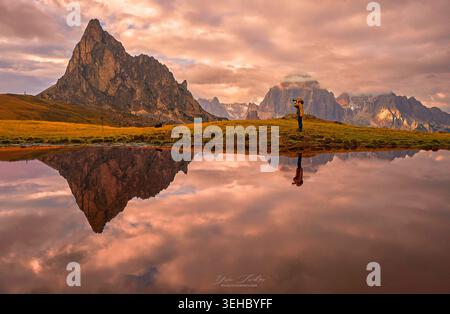 Riflessi specchio dello stagno di Ra Gusela nelle Alpi Dolimte, Italia Foto Stock