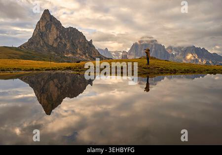 Riflessi specchio dello stagno di Ra Gusela nelle Alpi Dolimte, Italia Foto Stock