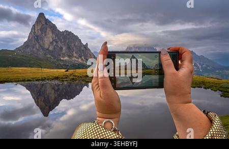 Scattare foto dello stagno di Ra Gusela nelle Alpi dolomitiche, Italia Foto Stock