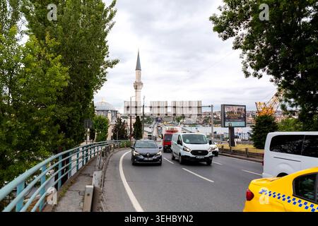 Istanbul, Turkiye - 21 maggio 2026: Il ponte Unkapani che collega due lati del Corno d'Oro a Istanbul, Turkiye Foto Stock