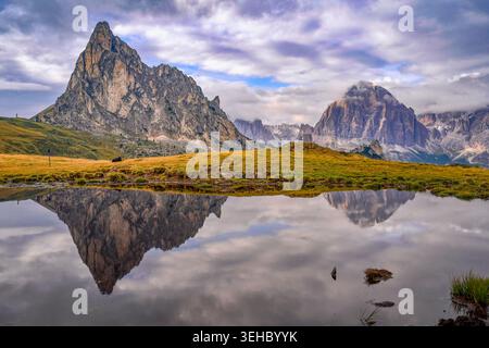 Riflessi specchio dello stagno di Ra Gusela nelle Alpi Dolimte, Italia Foto Stock