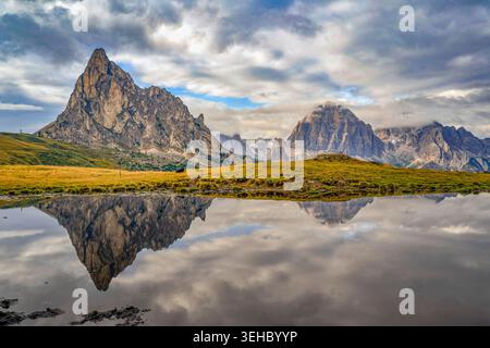 Riflessi specchio dello stagno di Ra Gusela nelle Alpi Dolimte, Italia Foto Stock
