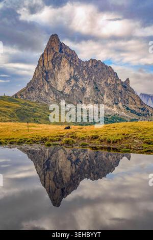 Riflessi specchio dello stagno di Ra Gusela nelle Alpi Dolimte, Italia Foto Stock