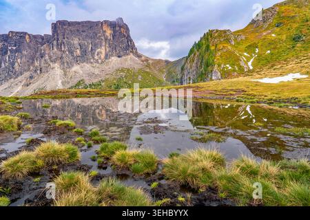 Riflessi specchio dello stagno di Ra Gusela nelle Alpi Dolimte, Italia Foto Stock