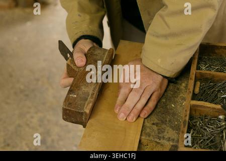 Lavorazioni artigianali complesse che mettono in risalto l'accurata finitura dei bordi e i segni degli strumenti visibili nella lavorazione del legno Foto Stock