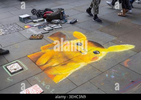 Disegno in gesso di Pikachu su un marciapiede della città. Londra, Regno Unito, 17 luglio 2023 Foto Stock