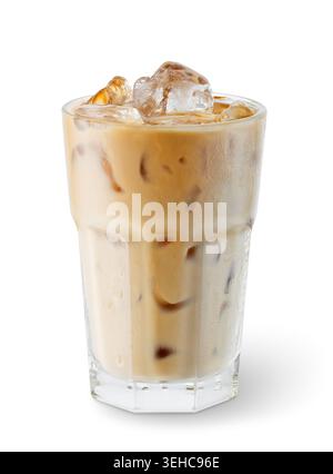 Caffè ghiacciato con latte in vetro trasparente appannato isolato su sfondo bianco. Il file contiene il percorso di ritaglio Foto Stock