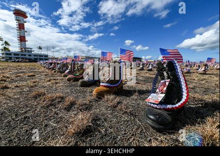 I volontari della Joint base Pearl Harbor-Hickam preparano la mostra del Boot Memorial di quest'anno 9/11 sul Luke Field vicino al Pearl Harbor Aviation Museum, il 4 settembre, Foto Stock