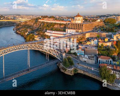 Vista aerea del Mosteiro da Serra do Pilar a Vila Nova de Gaia, Portogallo, con il ponte Dom Luis i sul fiume Douro al tramonto Foto Stock