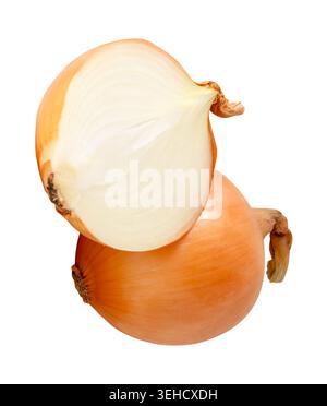 Un bulbo di cipolla bianca o grande con fette dimezzate nella pila è isolato su sfondo bianco con percorso di ritaglio. Foto Stock