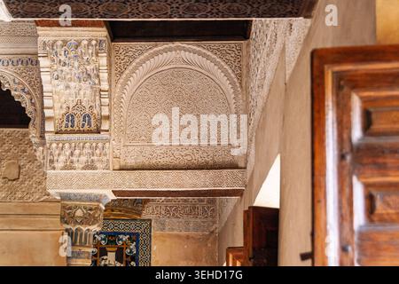 Palazzo dell'Alhambra intricati lavori di stucco e dettagli arabeschi a Granada in Spagna Foto Stock