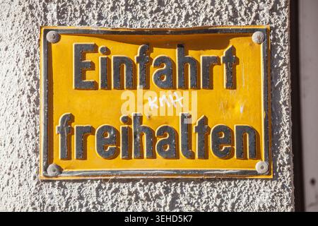 Gelbes Schild Einfahrt freihalten an einer Mauer, Deutschland Foto Stock