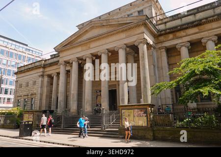 Il grande portico Greek Revival e la facciata esterna della Manchester Art Gallery in Mosley Street nel centro di Manchester, Inghilterra, Regno Unito Foto Stock