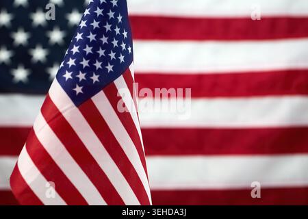 Bandiera americana che sventola con sfondo sfocato stati uniti Foto Stock
