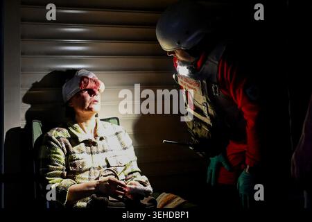 Kiev, Ucraina. 24 maggio 2026. I medici della Croce Rossa forniscono il primo soccorso alle vittime di un attacco missilistico russo. Un grande attacco missilistico ha colpito Kiev all'inizio del 24 maggio, hanno dichiarato le autorità, ferendo almeno cinque persone dopo che Mosca ha minacciato di ritorsioni per gli scioperi nell'Ucraina orientale occupata dalla Russia. (Foto di Aleksandr Gusev/SOPA Images/Sipa USA) credito: SIPA USA/Alamy Live News Foto Stock