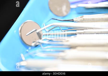 Strumenti dentali che saranno utilizzati per fornire assistenza medica gratuita alla comunità locale di Sikeston, Missouri, 30 aprile 2025. Il programma IRT è un civi Foto Stock