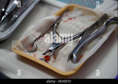 Gli strumenti dentistici per i membri del team di assistenza medica delle piccole Antille dell'aeronautica degli Stati Uniti vengono visualizzati dopo essere stati utilizzati su un paziente per operazioni dentistiche Foto Stock