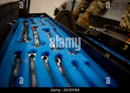 Gli attrezzi si trovano in una cassetta degli attrezzi utilizzata dagli Airmen del 1st Maintenance Squadron mentre si trovava all'esercitazione Red Flag 22-3 presso la Nellis Air Force base, Nevada, il 1° luglio Foto Stock