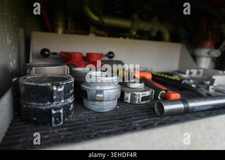Gli attrezzi si trovano in una cassetta degli attrezzi utilizzata dagli Airmen del 1st Maintenance Squadron mentre si trovava all'esercitazione Red Flag 22-3 presso la Nellis Air Force base, Nevada, il 1° luglio Foto Stock