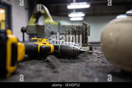 Gli attrezzi si trovano in una cassetta degli attrezzi utilizzata dagli Airmen del 1st Maintenance Squadron mentre si trovava all'esercitazione Red Flag 22-3 presso la Nellis Air Force base, Nevada, il 1° luglio Foto Stock