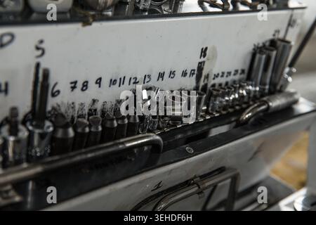 Gli attrezzi si trovano in una cassetta degli attrezzi utilizzata dagli Airmen del 1st Maintenance Squadron mentre si trovava all'esercitazione Red Flag 22-3 presso la Nellis Air Force base, Nevada, il 1° luglio Foto Stock