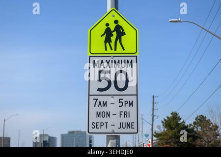 Toronto, ONTARIO, Canada - 14 maggio 2026: Cartello indicante che il limite di velocità massima è di cinquanta chilometri all'ora quando sono presenti bambini. Foto Stock